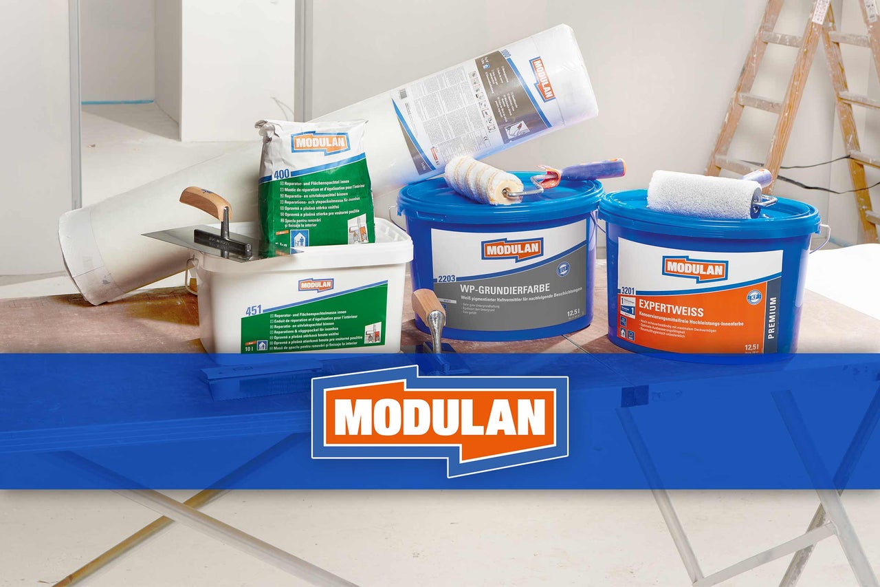 Găleți cu vopsea, chit de umplere, trafalet și țesătură din fibră de sticlă marca Modulan pentru lucrări de renovare în interior.