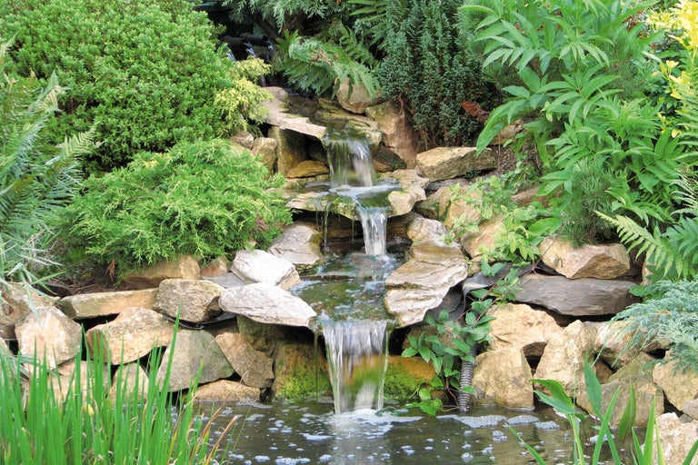 Lac de grădină cu cascadă și stânci