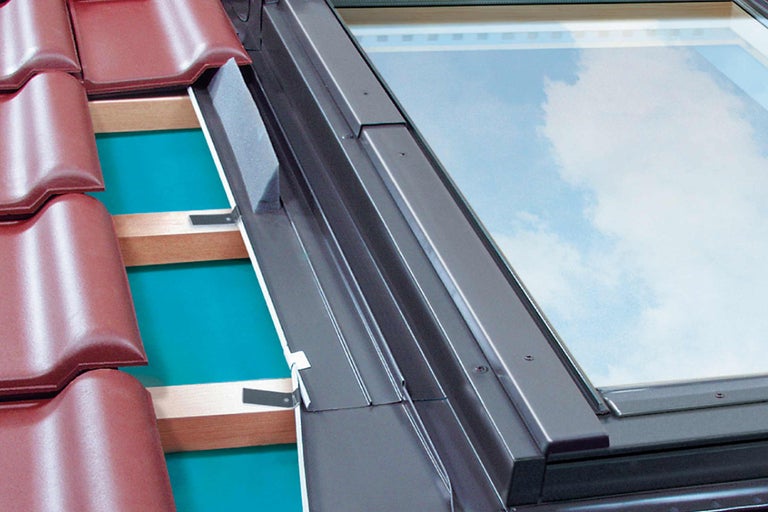 Prim-plan cu o fereastră de mansardă cu țigle