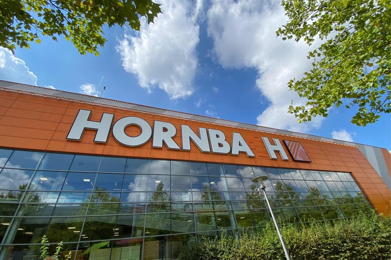 Vedere a clădirii magazinului de bricolaj Hornbach la lumina zilei