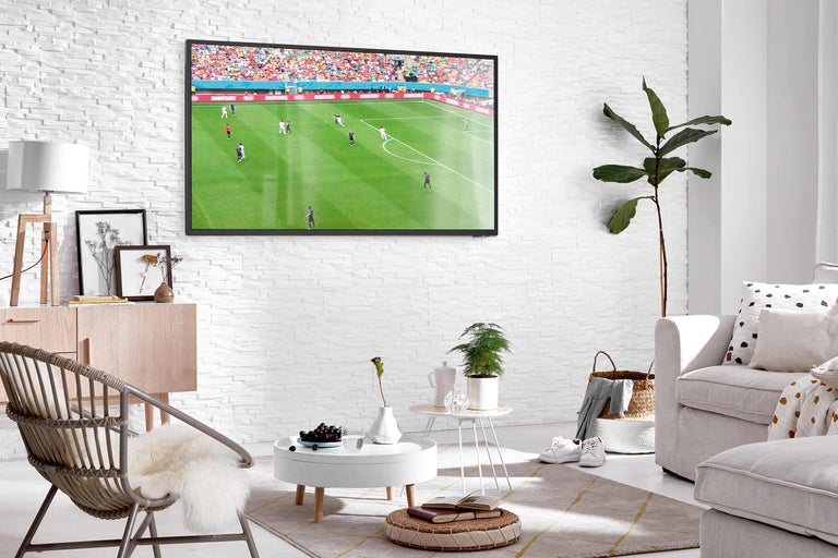 Cameră de zi cu televizor, mobilier și decorațiuni