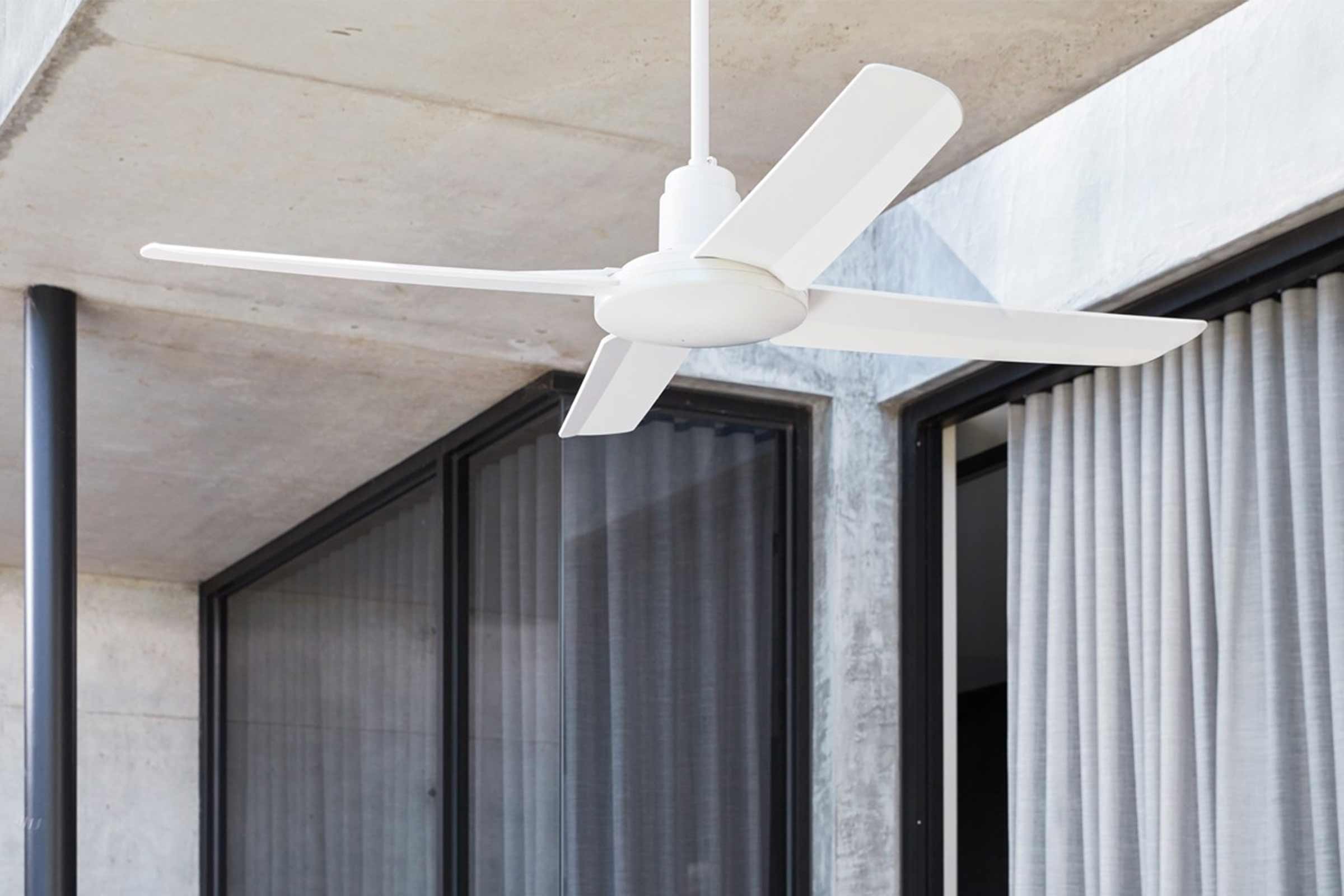 Ventilator de tavan cu cinci pale într-un spațiu de locuit
