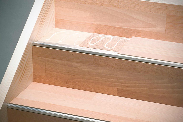 Scară cu trepte din lemn și adeziv de montaj