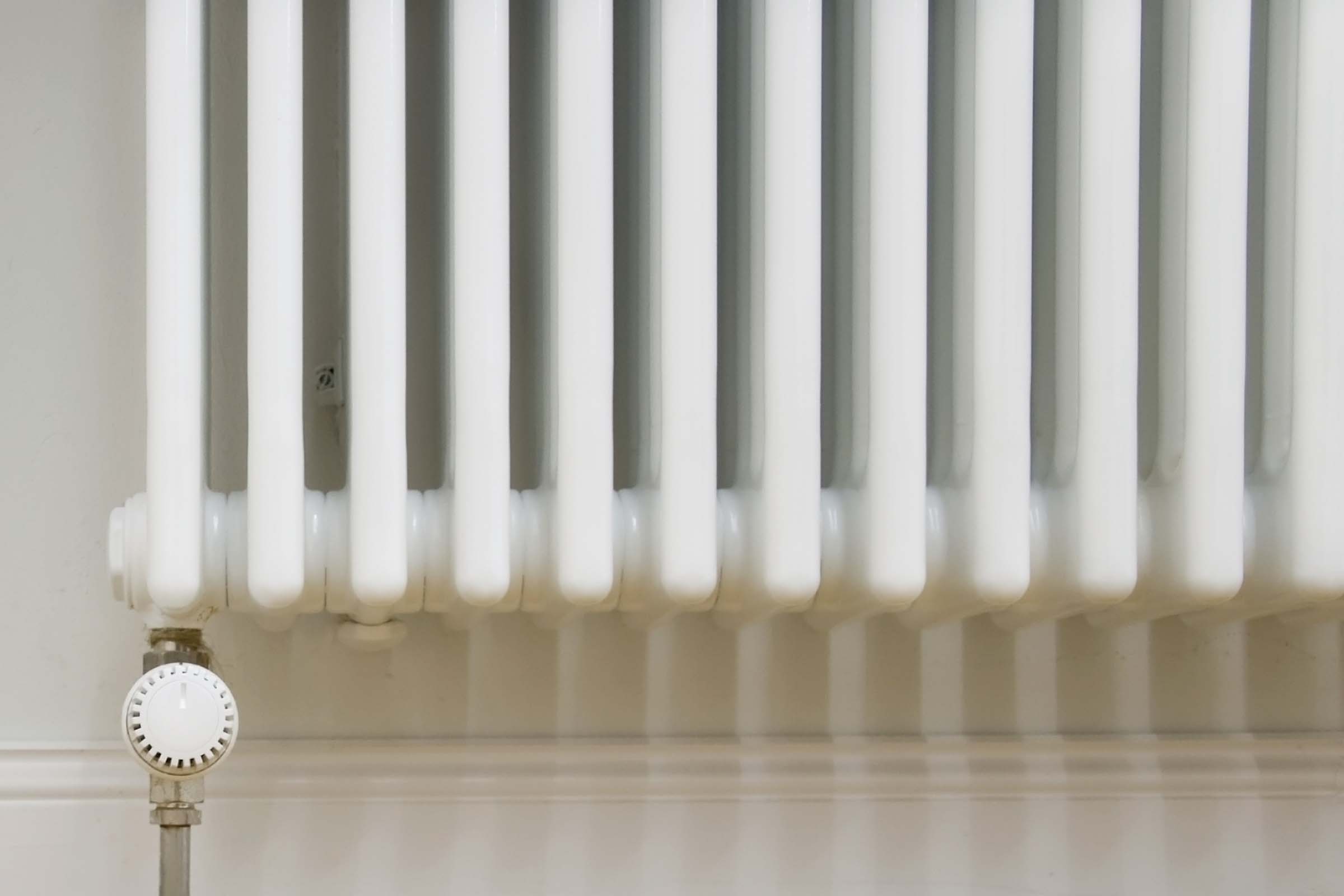 Radiator cu elemente albe cu robinet termostatic