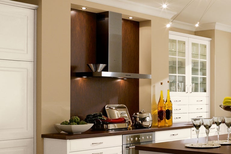 Scenă de bucătărie cu hotă, dulapuri de bucătărie și ustensile de bucătărie