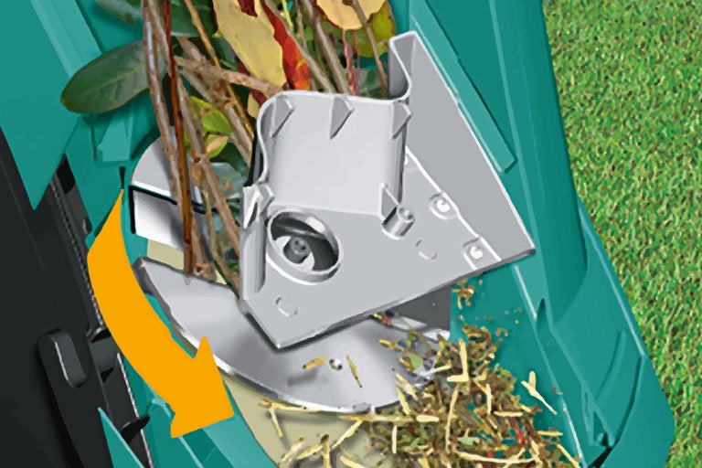 Tocător de grădină cu pâlnie de umplere și deșeuri de grădină tocate