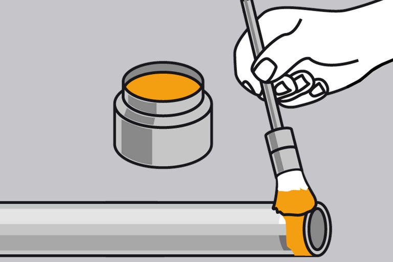 Imagine cu o țeavă etanșată cu cânepă de etanșare și un recipient cu pastă de etanșare.