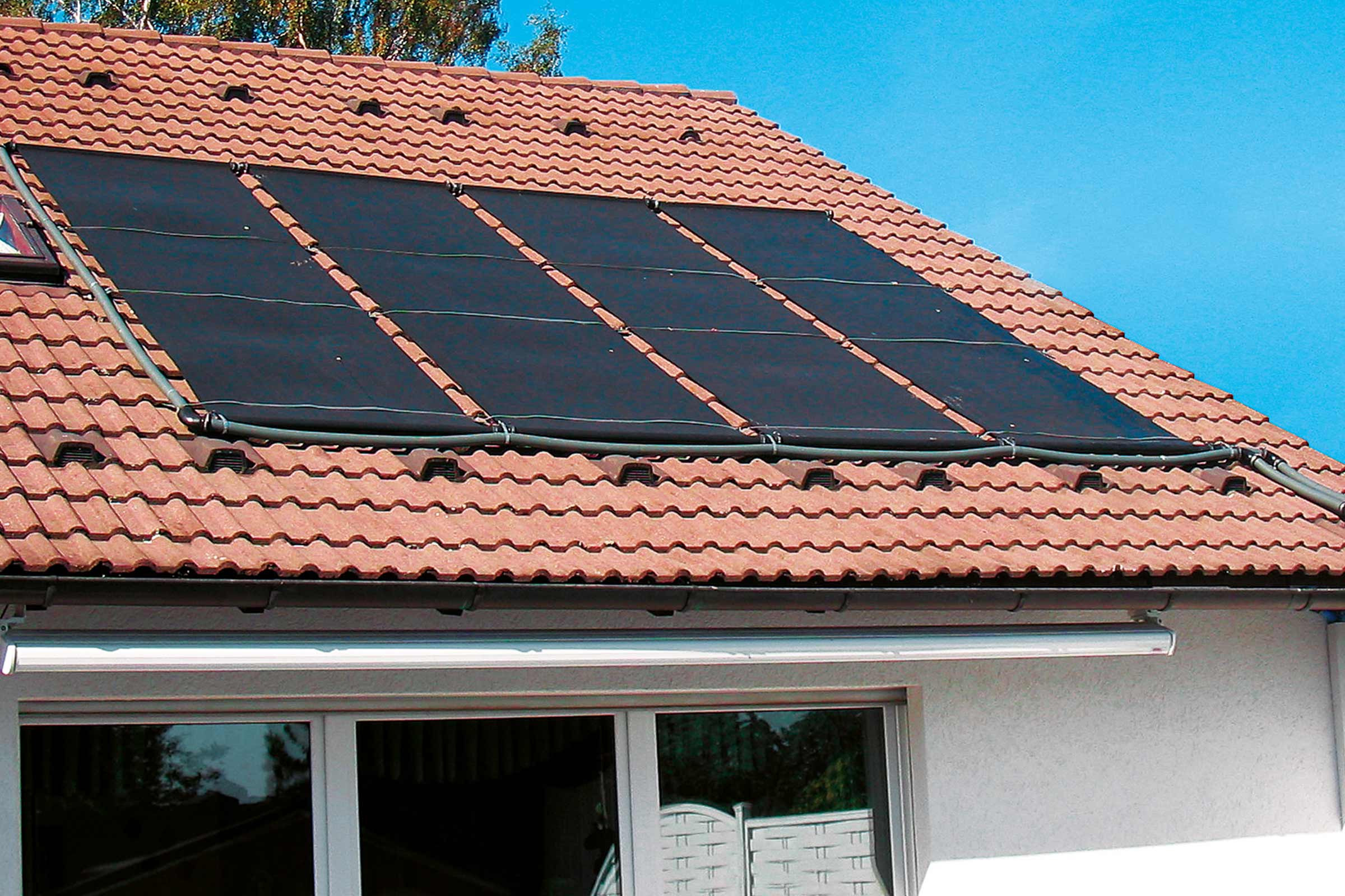 Sistem solar pe acoperișul unei case pentru încălzirea apei