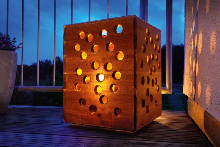 Lanternă pătrată din lemn cu deschideri rotunde pentru exterior.