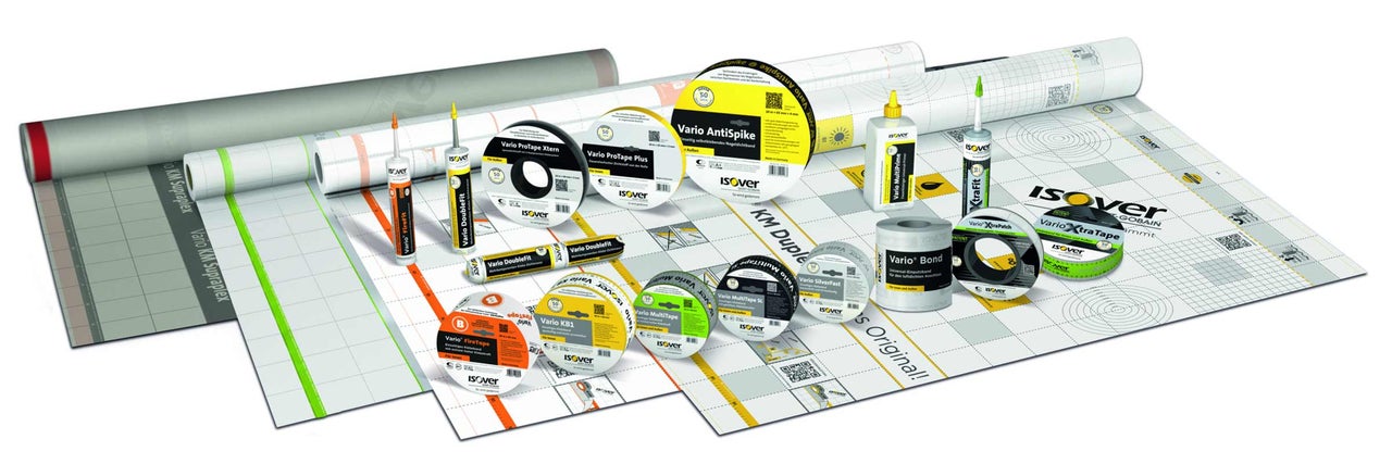 Diverse materiale de etanșare, benzi adezive și benzi de etanșare Isover pe un fundal gri cu grilă