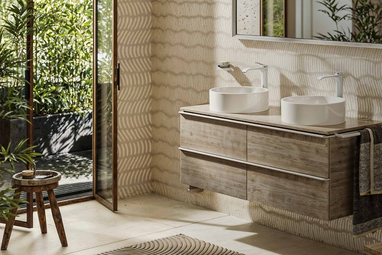Baie luminoasă cu lavoar, lavoar montat pe blat, oglindă și design decorativ pe perete