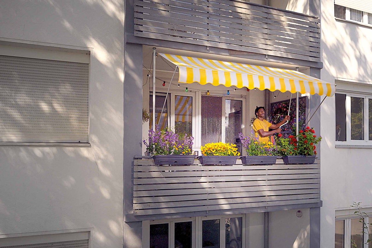 Vedere balcon cu copertină și balustradă