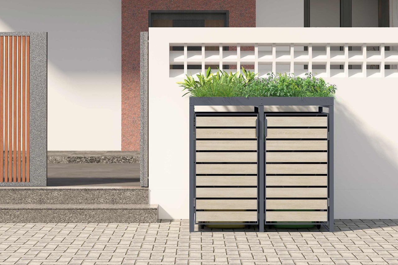 Adăpost dublu pentru pubele cu jardinieră în fața unei case