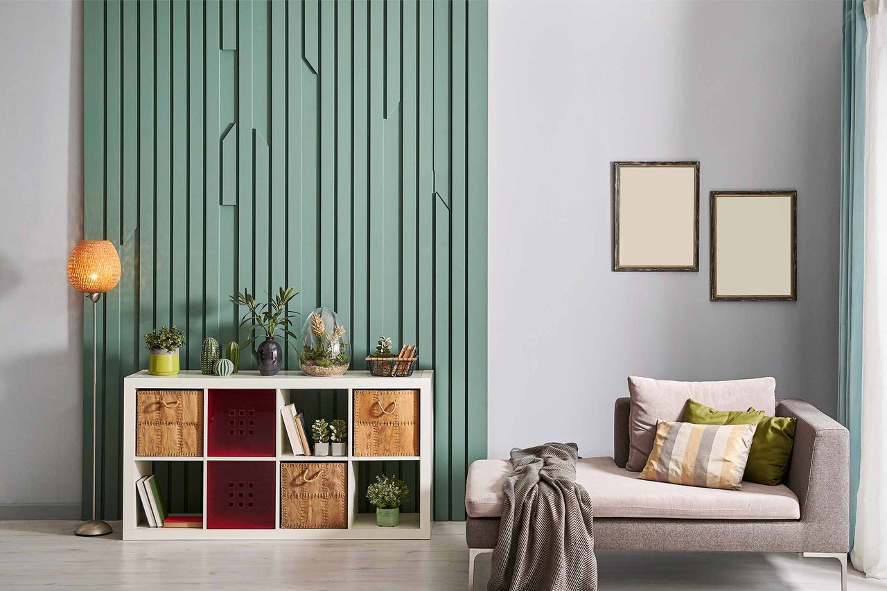 Cameră de zi cu raft, coșuri, decorațiuni, canapea și design de perete