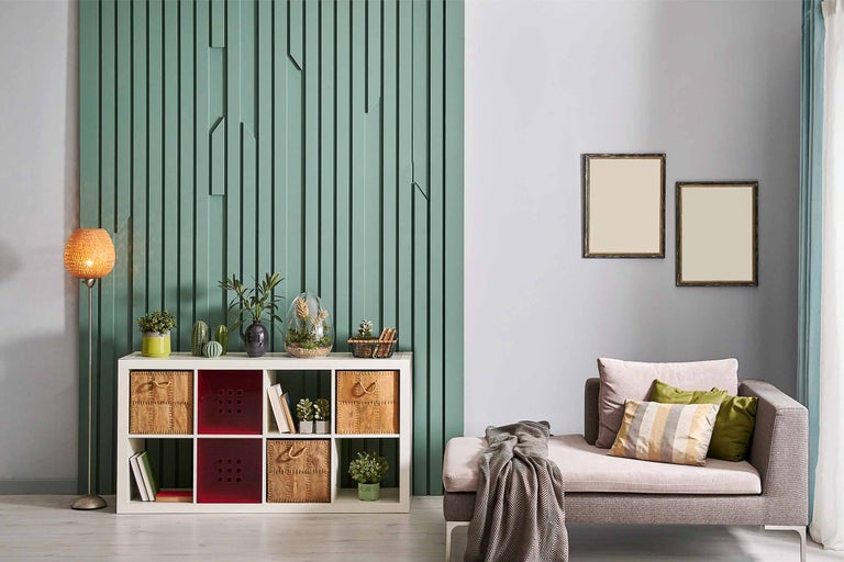 Cameră de zi cu raft, coșuri, decorațiuni, canapea și design de perete