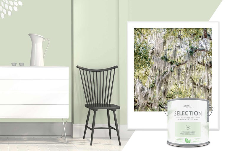 Scenă de living cu vopsea de perete Style Color Selection, nuanța Savannahs Melodie, comodă, scaun și tablou înrămat