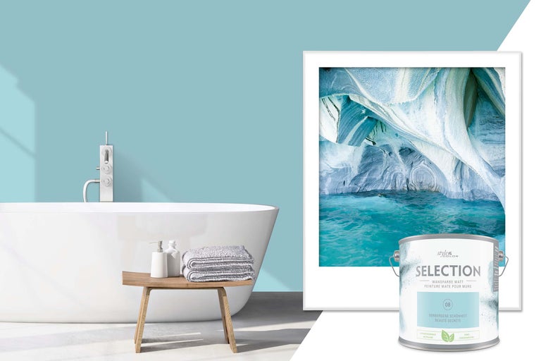 Scenă de baie cu cadă, taburet cu prosoape, pictură murală și cutie de vopsea de perete