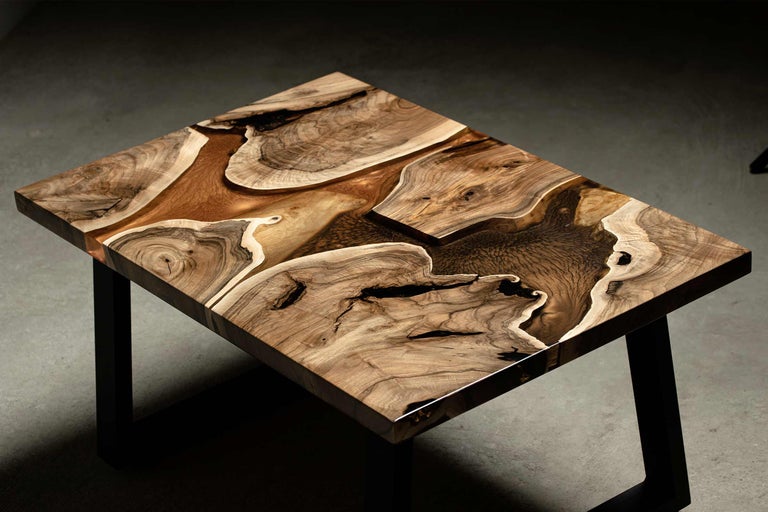 Masa cu blat din lemn și rășină epoxidică pe cadru metalic negru