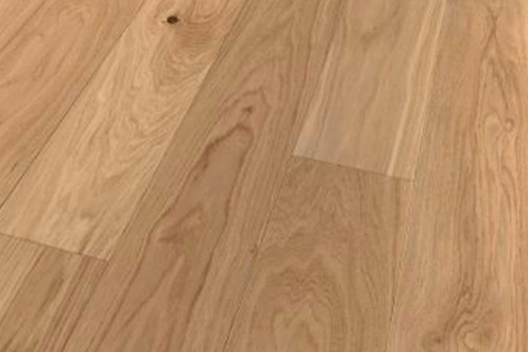 Podea din scânduri de lemn montate