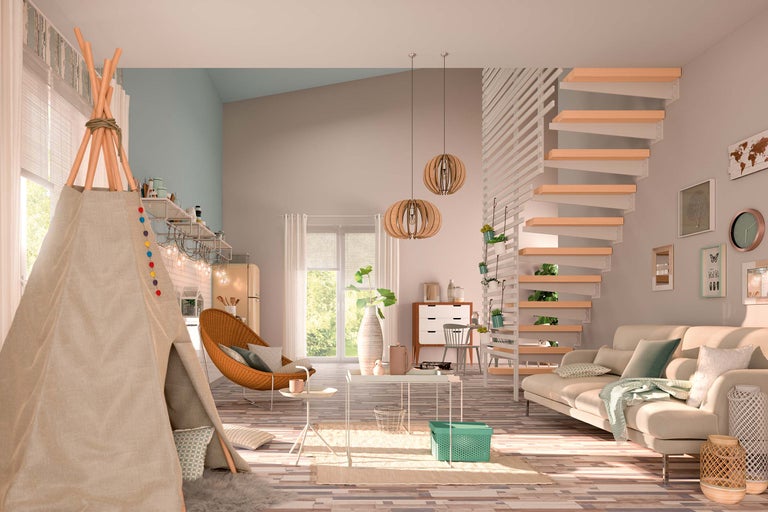 Cameră de zi luminoasă cu tipiu, fotoliu, canapea și scară