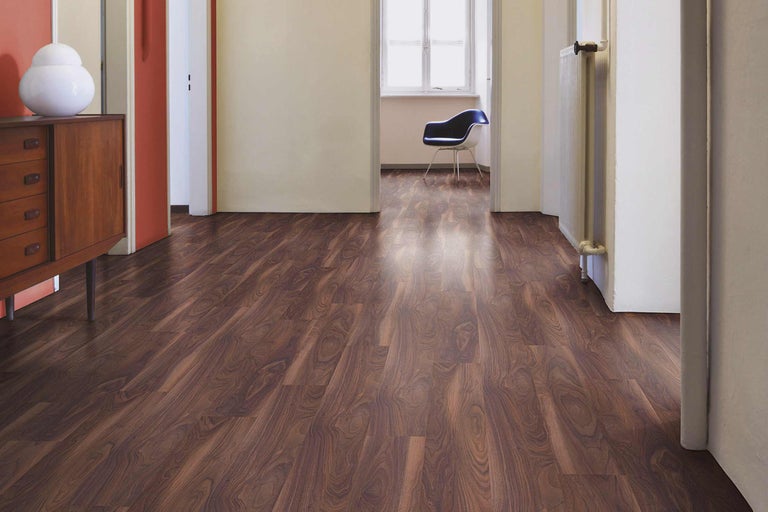 Fotografie de interior a unei camere cu podea laminată