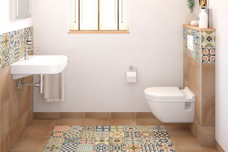 Baie luminoasă cu chiuvetă, toaletă și faianță mozaic