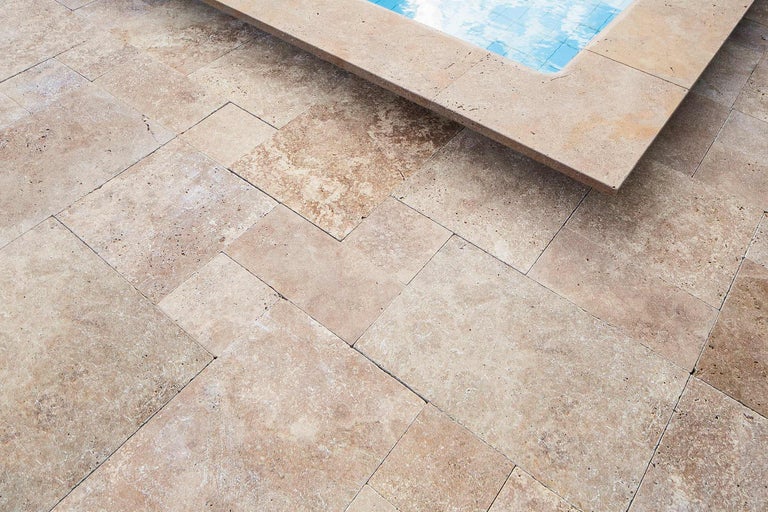 Pavaje din travertin la marginea piscinei