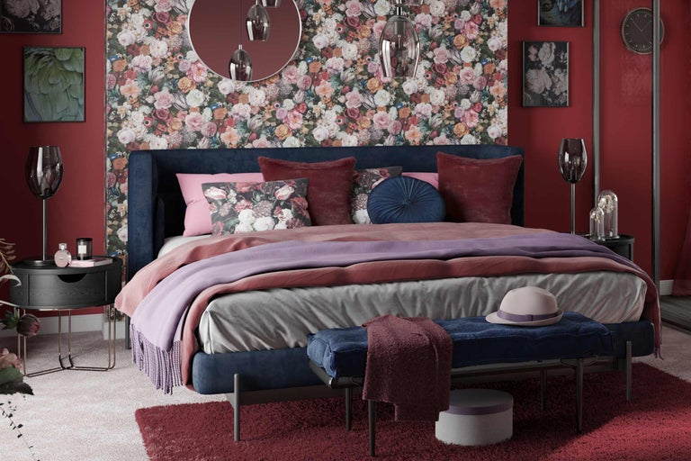 Dormitor cu pat dublu, noptieră și covor