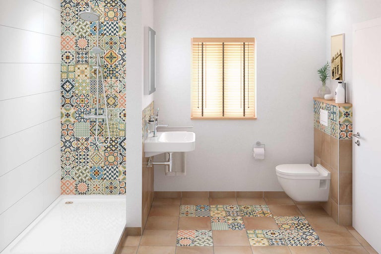 Baie cu duș, chiuvetă, toaletă și faianță cu model