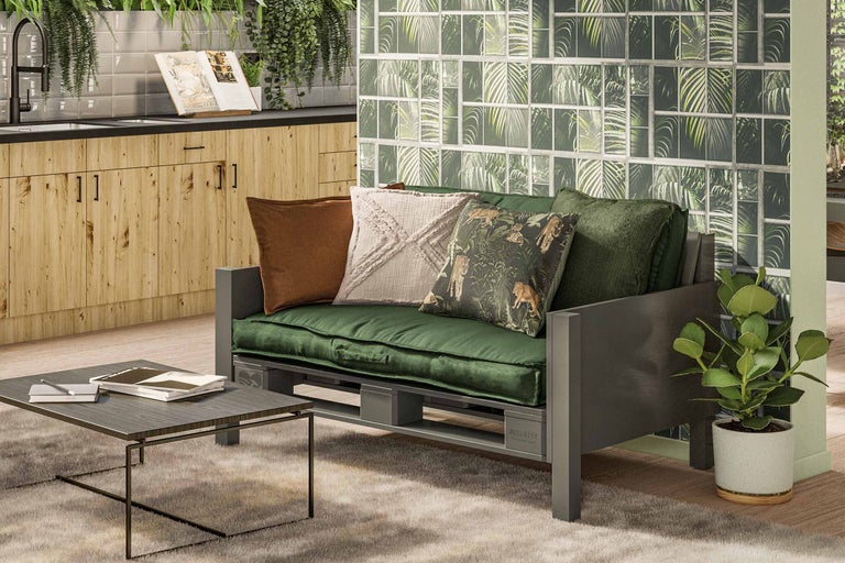 Sufragerie cu canapea din paleți, măsuță de cafea și decorațiuni