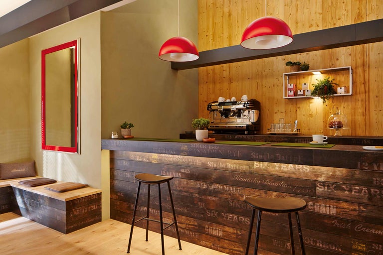 Interior cu elemente din lemn, espressor și locuri de ședere