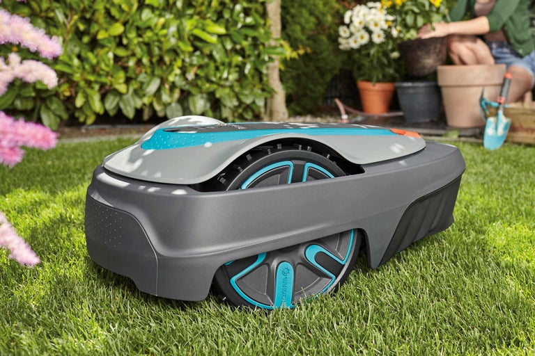 Robot de tuns iarba Gardena pe un gazon în grădină.