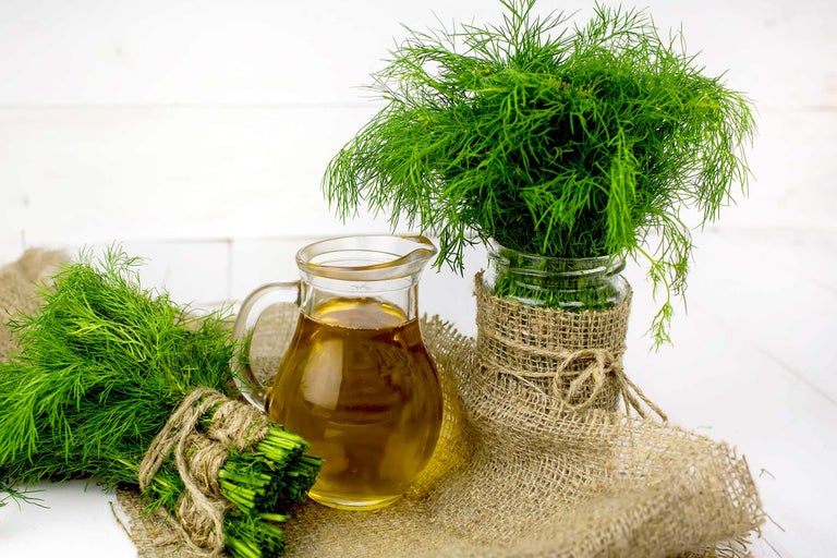 Natură statică cu mărar, ulcior pentru ulei și decorațiuni din iută