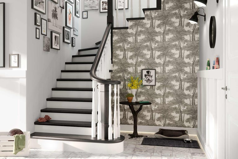 Hol cu scară, decorată cu tapet, tablouri și accesorii.