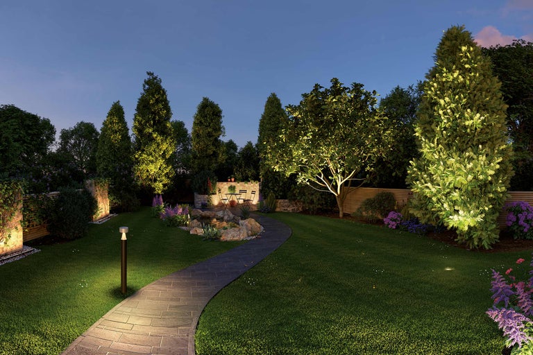 Grădină cu iluminare, cărare, iaz și zonă de relaxare