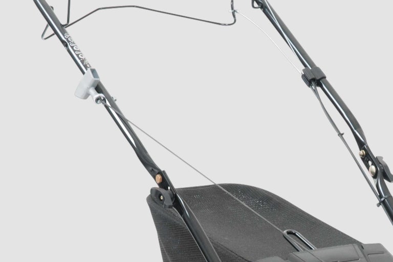 Imagine detaliată cu mânerul mașinii de tuns iarba cu coș de colectare