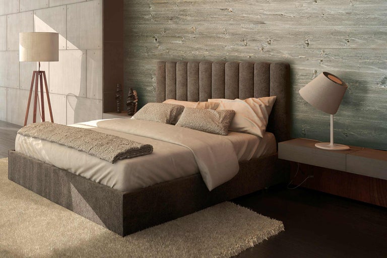 Dormitor cu pat, noptieră și lămpi