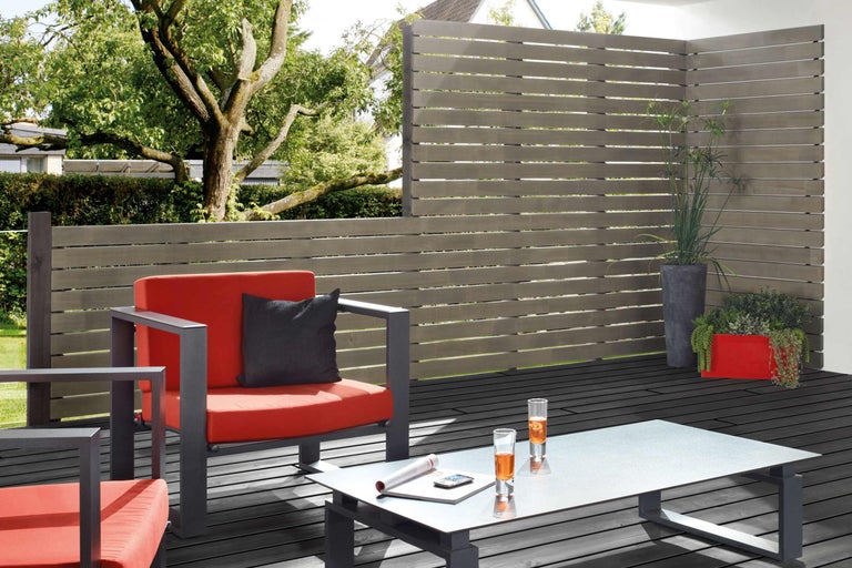 Terasa cu paravan de confidențialitate, mobilier de salon, masă și decor