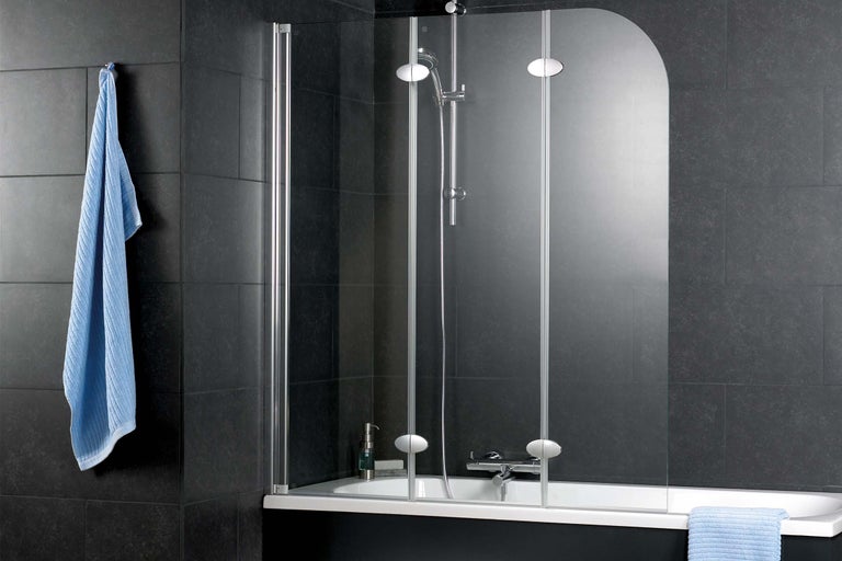 Baie cu paravan de duș din sticlă și prosoape