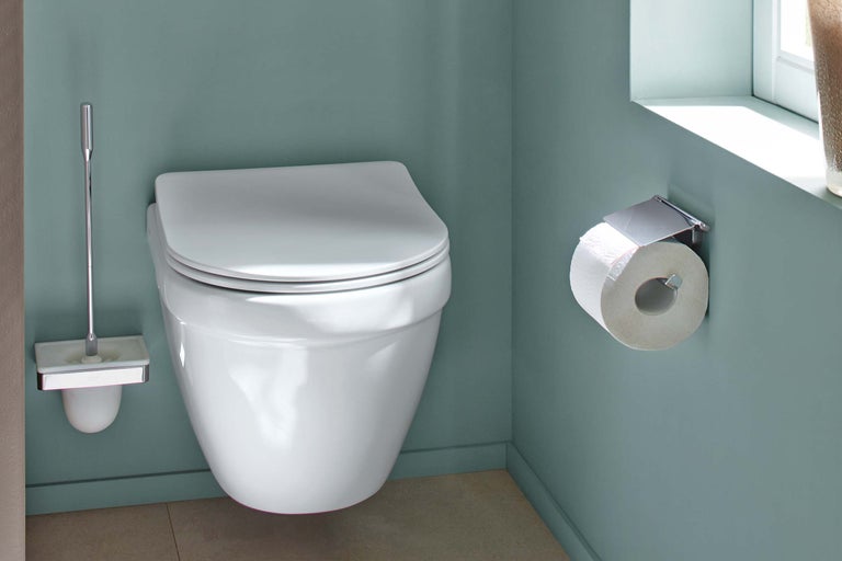 WC suspendat cu perie de toaletă și suport pentru hârtie igienică