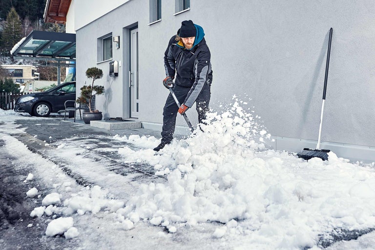 Deszăpezire: mașini, lopeți de zăpadă și antiderapante