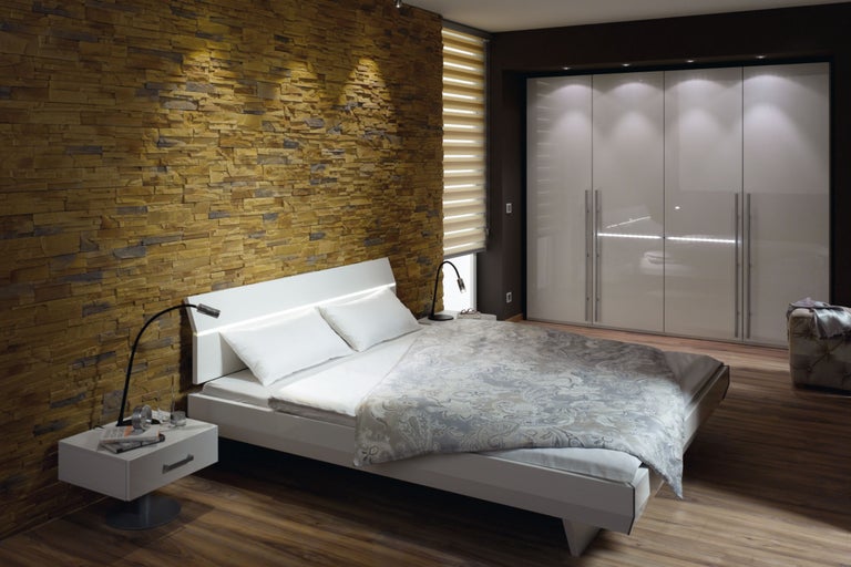 Dormitor modern cu pat, noptieră și dulap