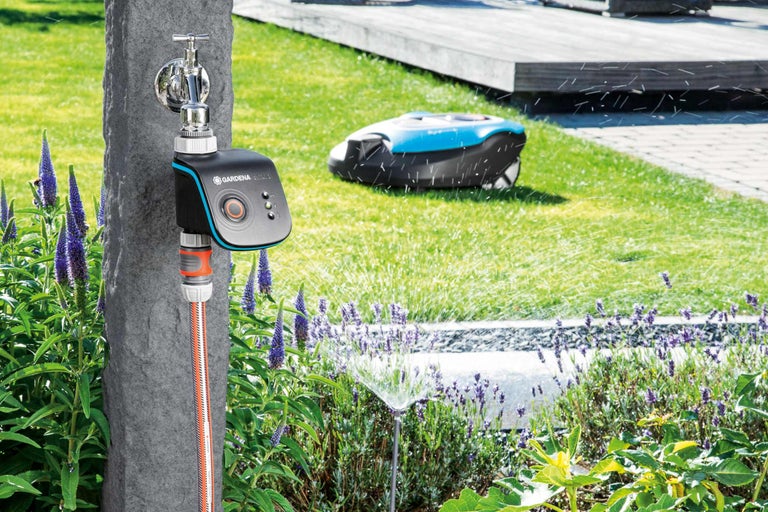 Grădină cu robinet de apă, sistem de irigare Gardena și robot de tuns iarba