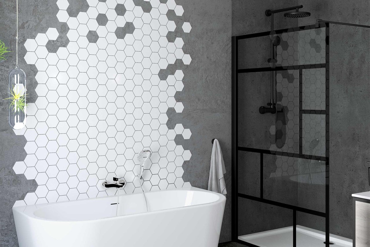 Baie cu cadă freestanding, cabină de duș și plăci hexagonale de perete