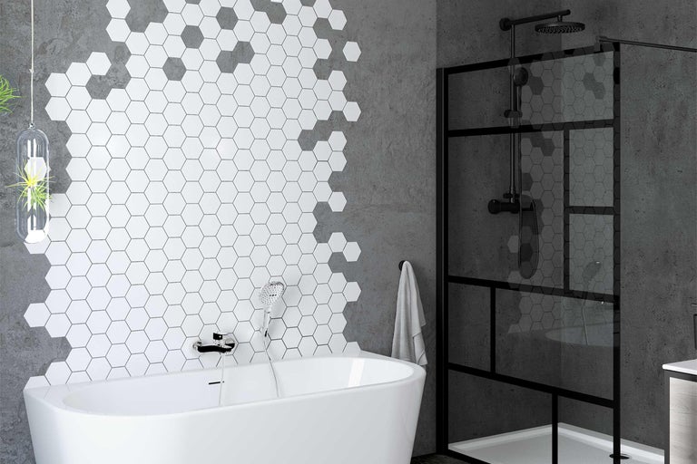Baie cu cadă freestanding, cabină de duș și plăci hexagonale de perete