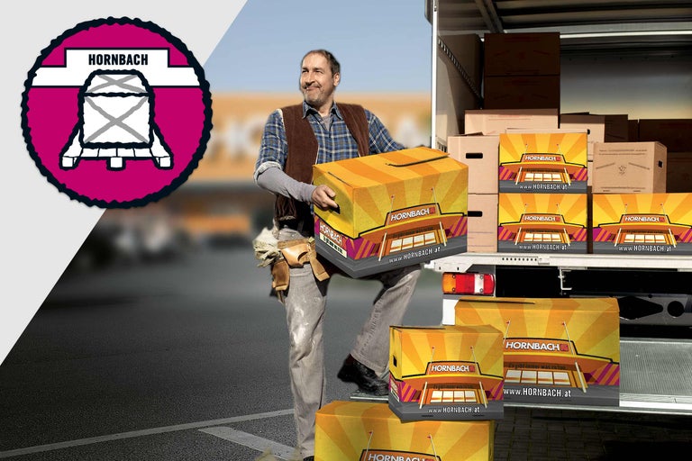 Un bărbat poartă o cutie cu logo-ul Hornbach în fața unei furgonete