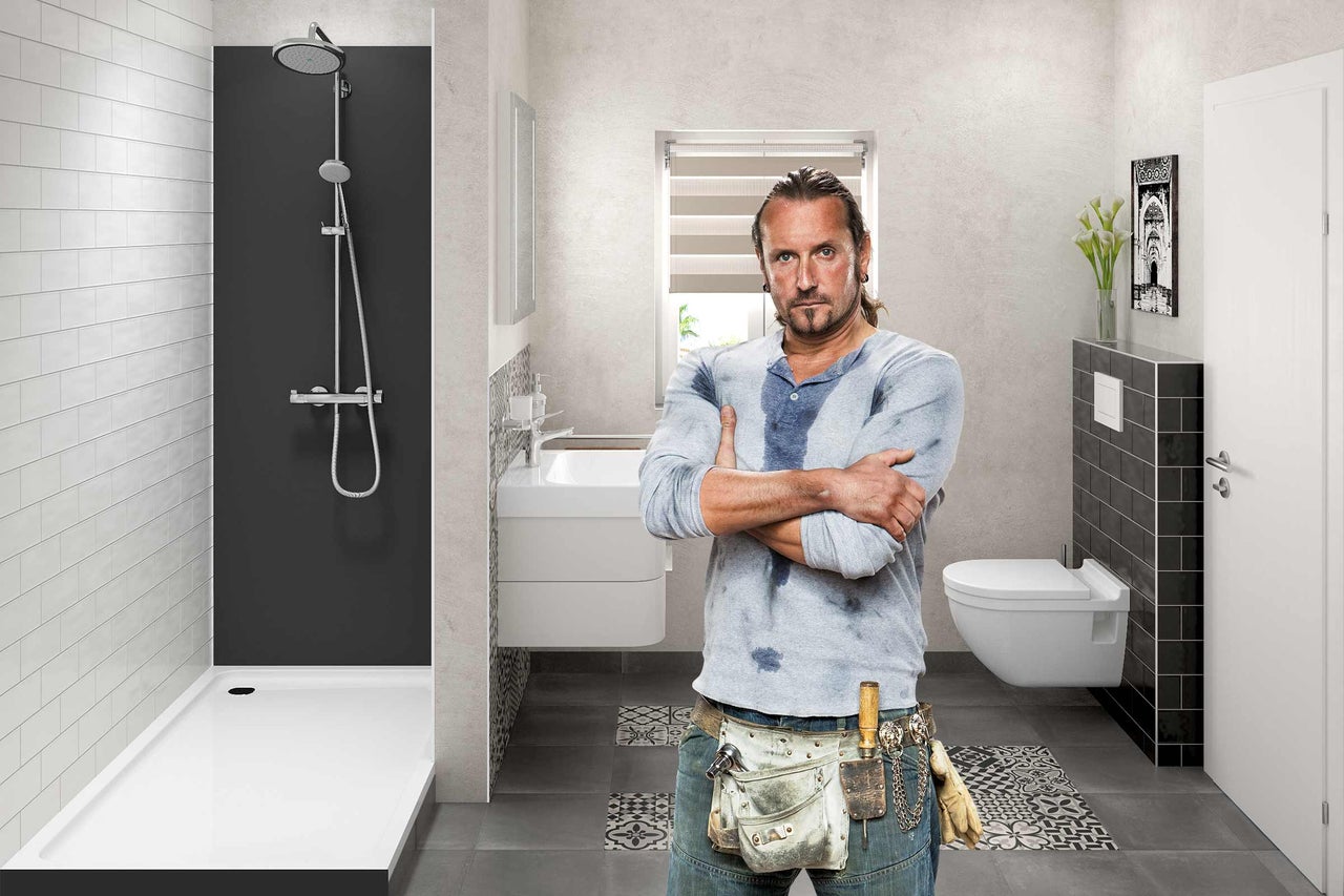 Baie modernă cu duș, lavoar și instalator