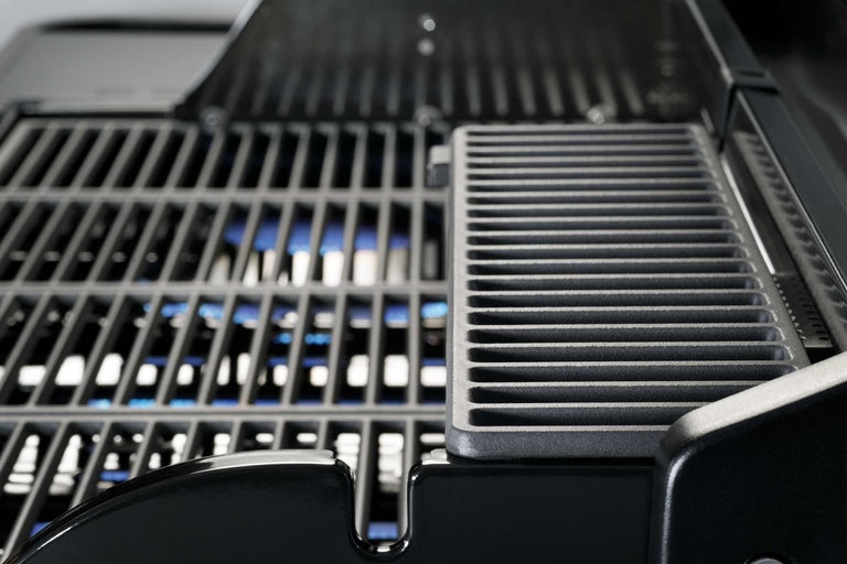 Prim-plan cu grătar cu gaz cu grătar și arzător