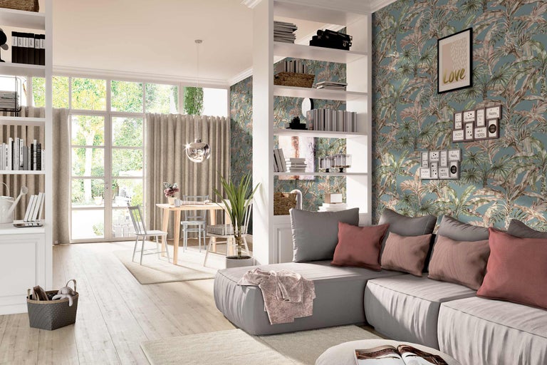 Cameră de zi luminoasă cu canapea, raft, masă de sufragerie și tapet tropical