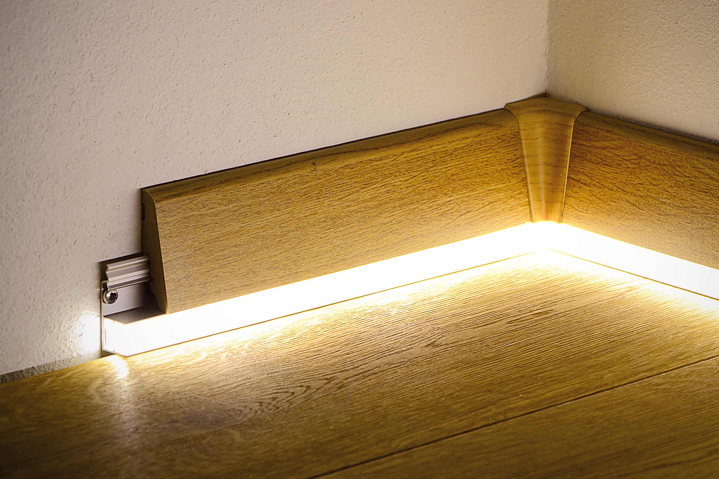 Plintă cu iluminare indirectă pe perete și podea